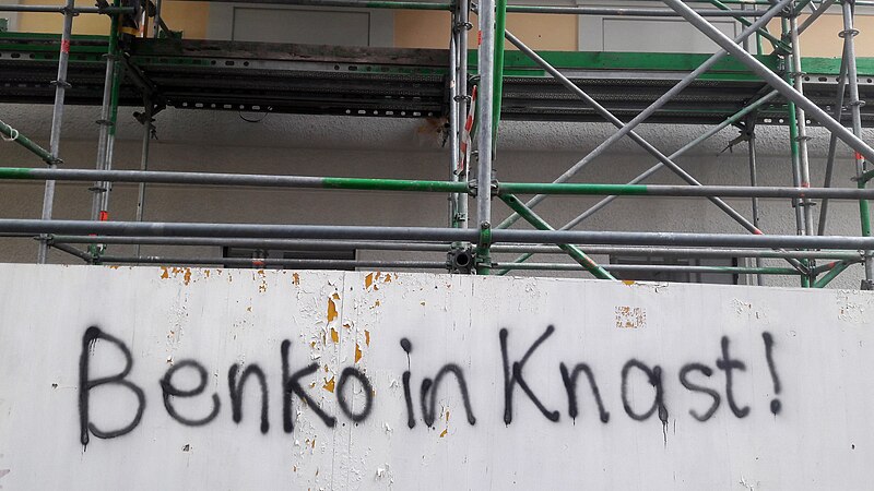 Parole gegen den Gründer der Signa Holding, Rene Benko, an einer Baustelle in der Theatinerstrasse München, April 2023